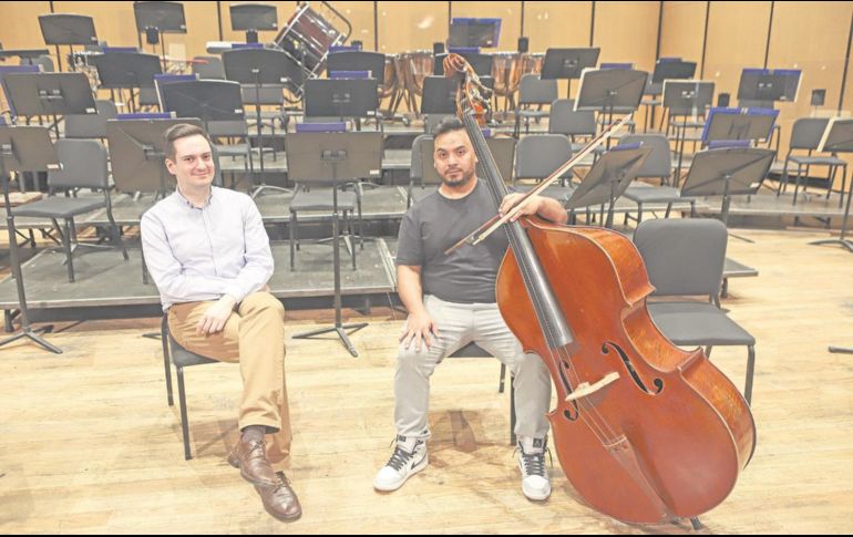 Iván López Reynoso, director huésped, posa junto al contrabajista Óscar Luque. EL INFORMADOR/ C. Zepeda