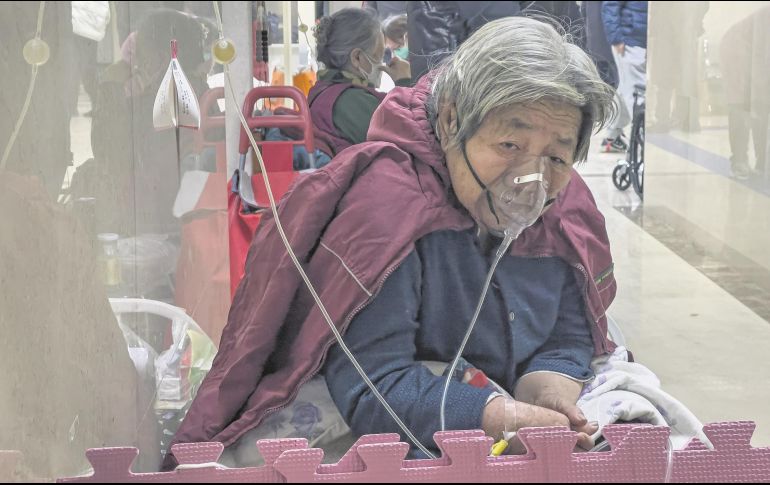 Una paciente está conectada a un ventilador en el pasillo de la sala de emergencias de un hospital en Beijing. La repentina reapertura de China dejó a las personas mayores vulnerables. AP