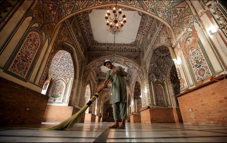 Un niño limpia una mezquita antes del sagrado mes de ayuno del Ramadán en Peshawar, Pakistán. EFE/M. Arbab