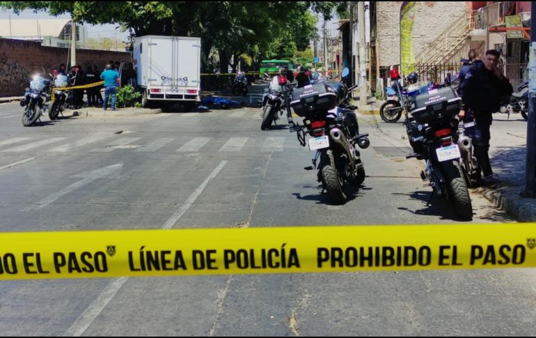 Tres personas escaparon en una motocicleta y fueron perseguidas por policías. ESPECIAL
