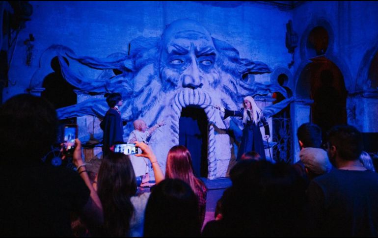 La puesta en escena es un recorrido interactivo, por lo que podrás ponerte la túnica de tu casa favorita, tomar tu varita y escoba y caminar por todos los alrededores del Palacio de las Vacas. FACEBOOK / El Palacio de las Vacas