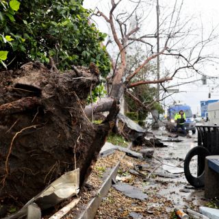 Tornado arrasa el sur de California, azotado por una tormenta