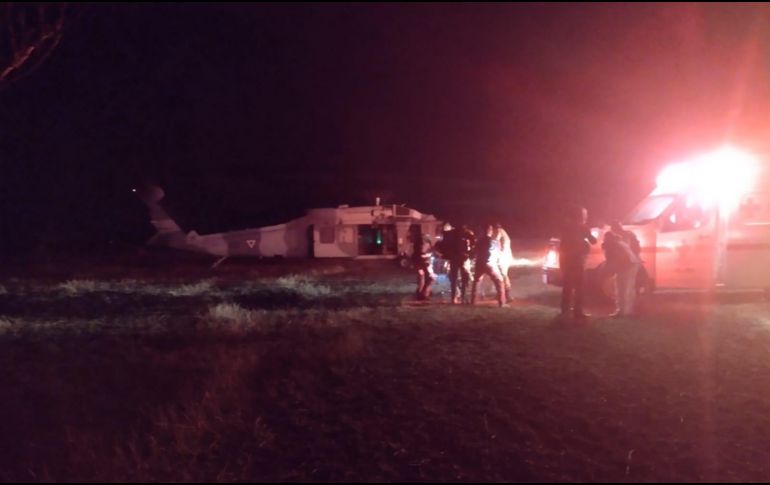 En un helicóptero fue trasladado el elemento de la Guardia Nacional que resultó herido en el enfrentamiento. ESPECIAL