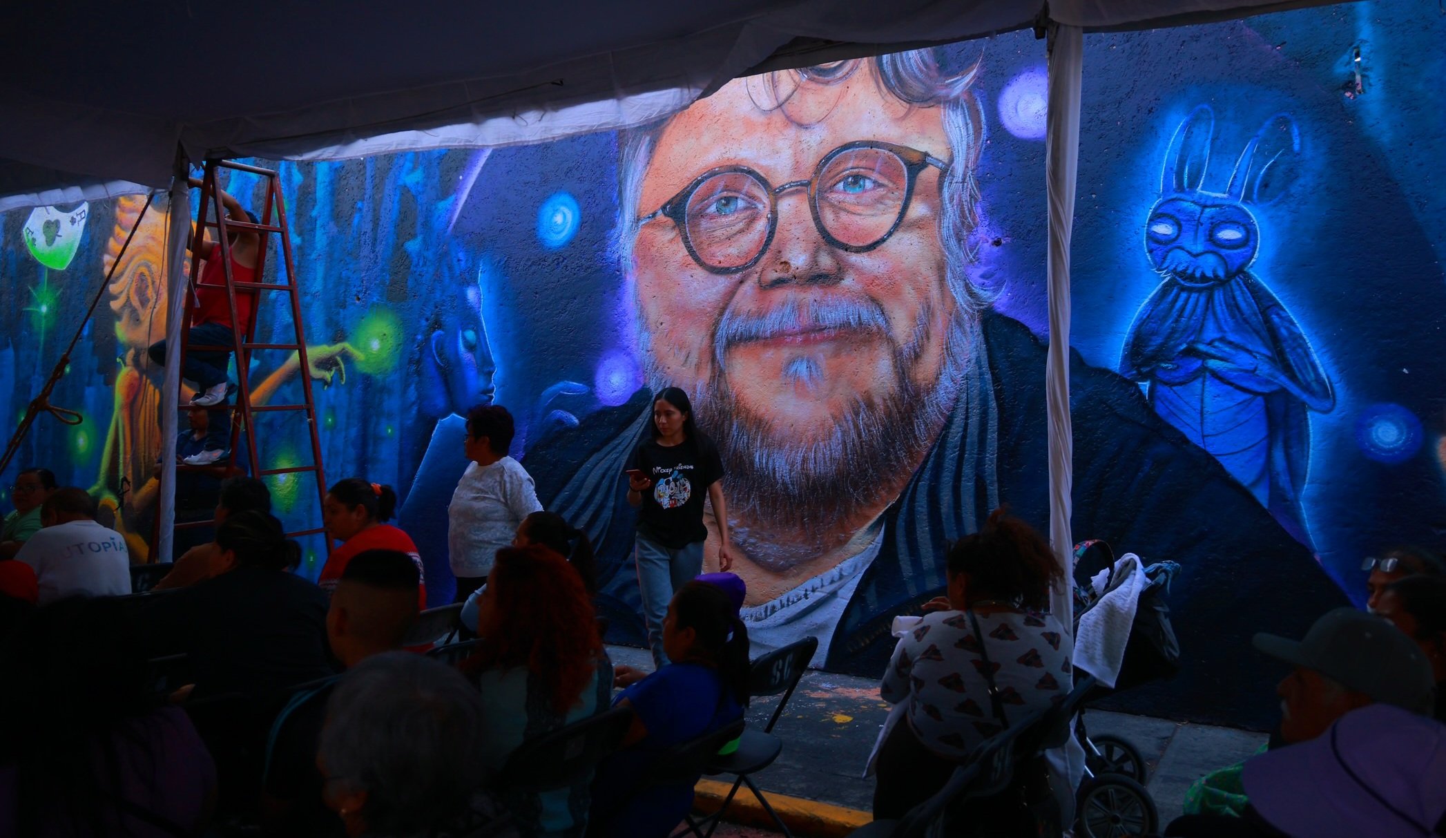Con mural en Iztapalapa, rinden homenaje a Guillermo del Toro
