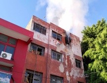 El incendio fue extinguido y no hubo riesgo para los otros departamentos. ESPECIAL / Bomberos de Guadalajara