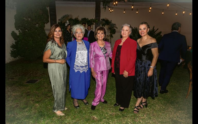 Maggie Ontiveros, Gina de la Vega, Margarita Negrete de Ontiveros, Carmen Álvarez del Castillo y Carmen Delfín. GENTE BIEN JALISCO/Jorge Soltero