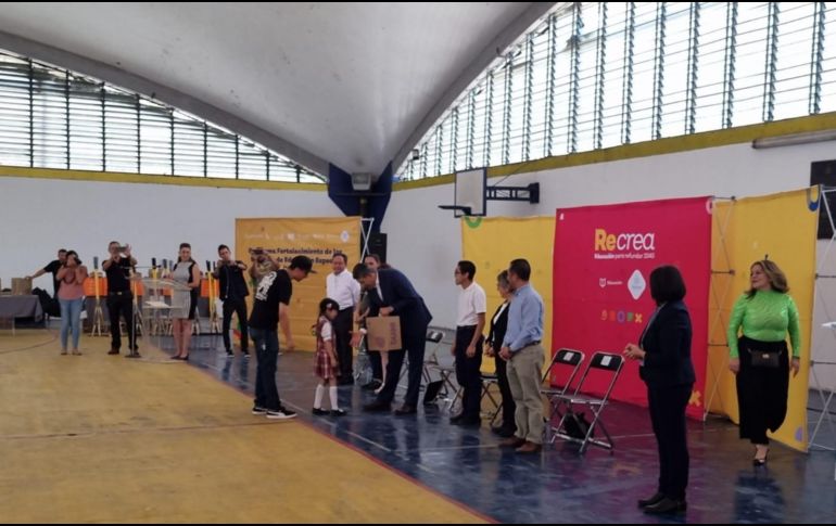 La SEJ entregó material a  planteles de Educación Especial. ESPECIAL