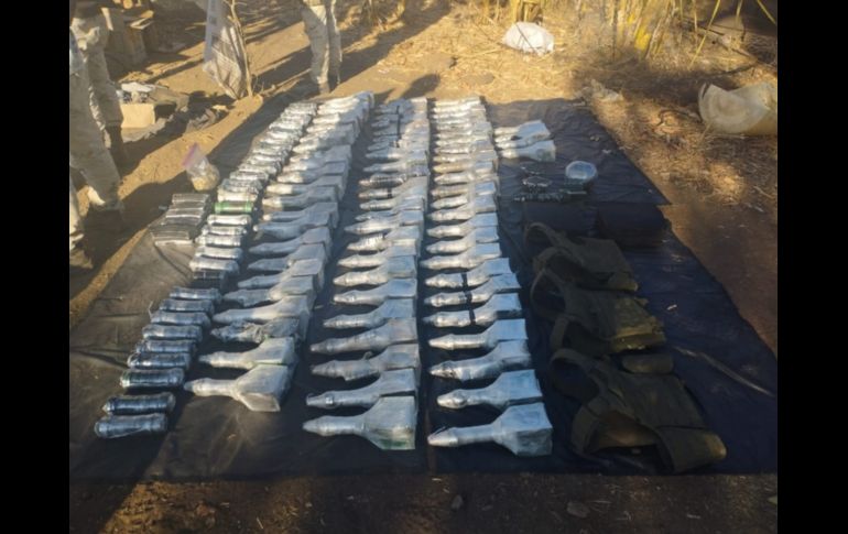 Aseguran mega arsenal explosivo en Santa María del Oro