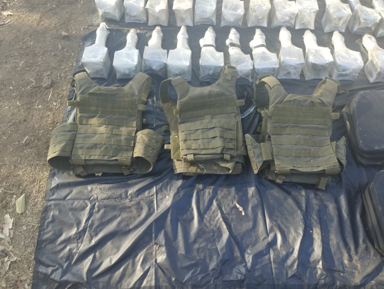 Aseguran mega arsenal explosivo en Santa María del Oro