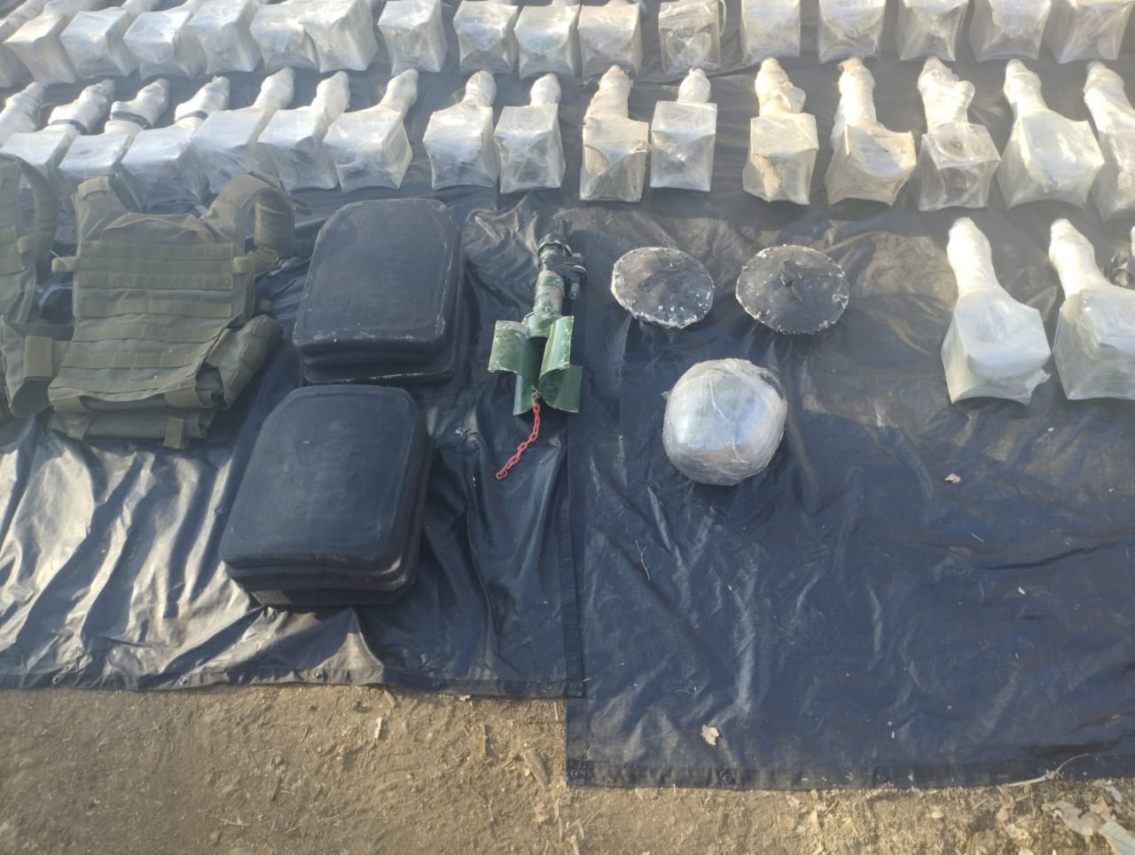 Aseguran mega arsenal explosivo en Santa María del Oro