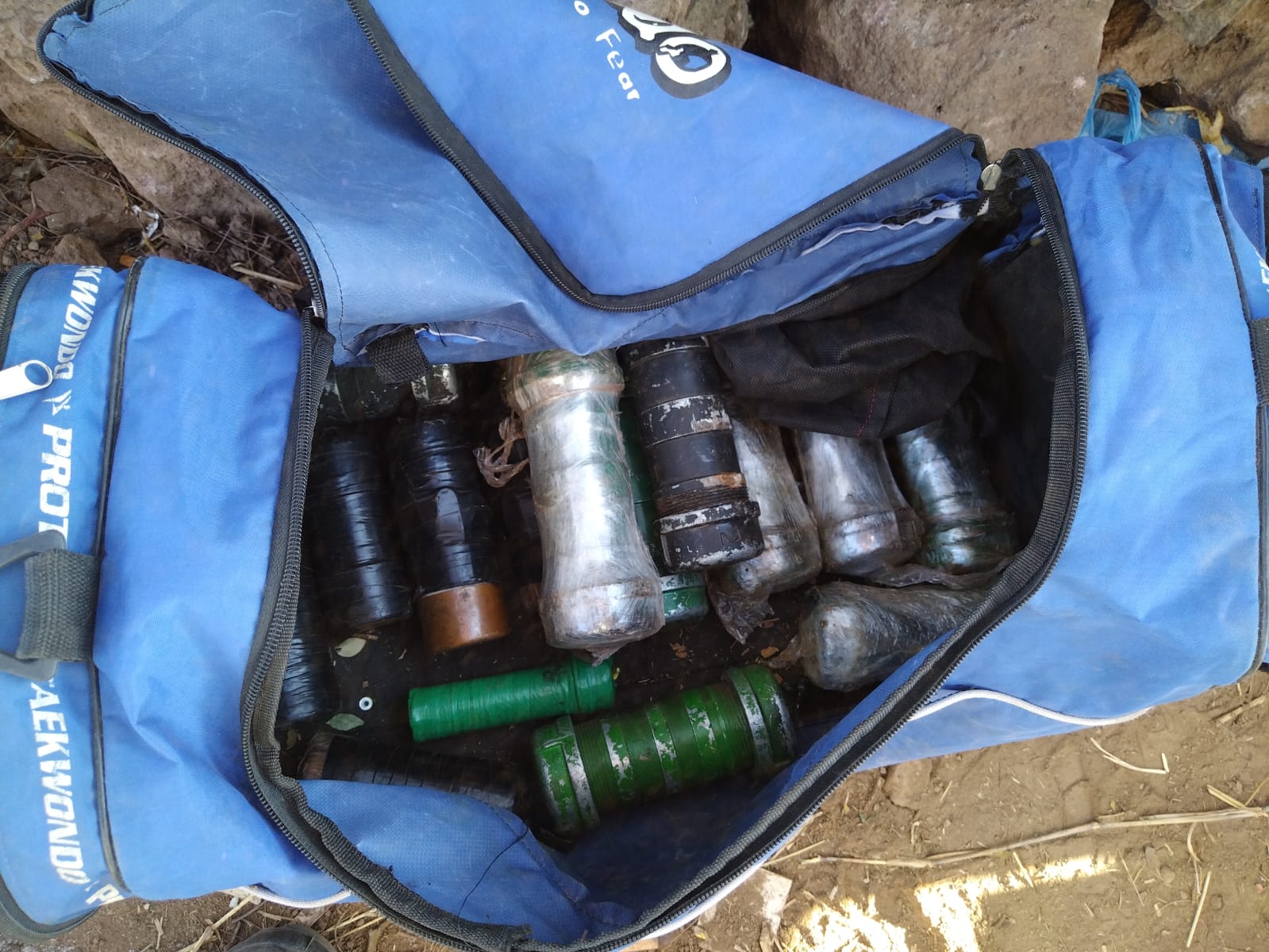 Aseguran mega arsenal explosivo en Santa María del Oro