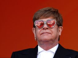 La fama de Elton John lo llevó a ser condecorado por la realeza británica. EFE/ ARCHIVO