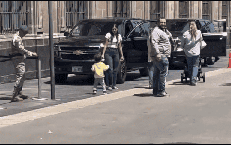 Ahora la polémica envuelve a José Ramón, hijo de López Obrador, por usar dos camionetas de lujo a la salida de Palacio Nacional. ESPECIAL