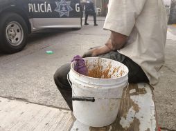 El hombre fue detenido con una cubeta de pintura y un trapo. ESPECIAL