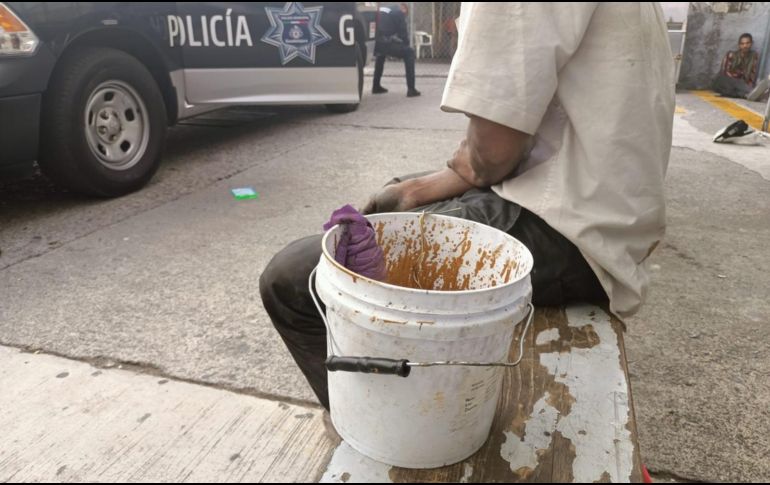 El hombre fue detenido con una cubeta de pintura y un trapo. ESPECIAL