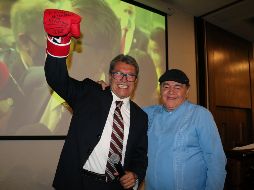 El senador Ricardo Monreal junto al entrenado José Chepo Reynoso. EL INFORMADOR/ARTURO NAVARRO