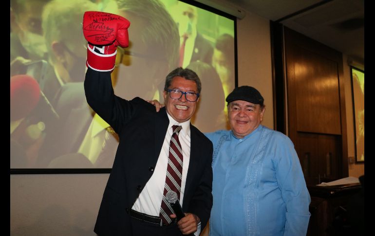 El senador Ricardo Monreal junto al entrenado José Chepo Reynoso. EL INFORMADOR/ARTURO NAVARRO