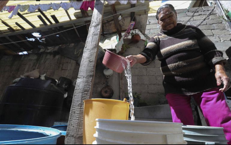 Ante los próximos cortes y por las altas temperaturas que se registran en el Área Metropolitana de Guadalajara, el SIAPA recomienda a los habitantes a hacer un uso racional del agua. SUN/Archivo