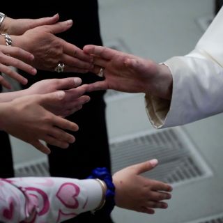 Iglesia católica refuerza las normas contra los abusos e incluye a los laicos