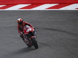Pol Espargaró, de 31 años, perdió el control de su moto a alta velocidad y chocó con violencia contra un muro de neumáticos. AFP / P. de Melo Moreira