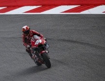 Pol Espargaró, de 31 años, perdió el control de su moto a alta velocidad y chocó con violencia contra un muro de neumáticos. AFP / P. de Melo Moreira
