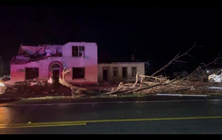 Imágenes de televisión mostraron casas arrasadas y escombros esparcidos por las carreteras. ESPECIAL