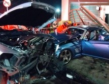 Un hombre que manejaba un auto deportivo color azul quedó prensado en un choque en la Colonia Belisario Domínguez. ESPECIAL