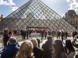 Participantes sostienen carteles que recuerdan el motivo principal de la huelga: el retraso de la edad mínima de jubilación de 62 a 64 años. EFE/C. Petit