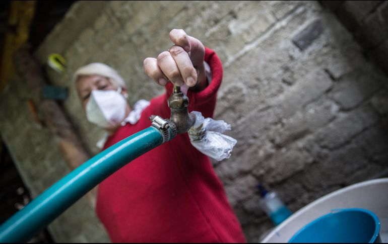 La deuda en el consumo del agua es una realidad entre muchos tapatíos y ante ese escenario, el corte de agua es el temor más grande. EL INFORMADOR / ARCHIVO