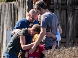 Un grupo de personas reza afuera de una iglesia después del tiroteo en Nashville, Tennessee, donde perdieron la vida tres menores y tres adultos. AP / J. Bazemore