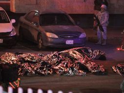 Cuerpos de personas fallecidas durante el incendio en las instalaciones del INM permanecen en el piso luego de la tragedia en Ciudad Juárez, Chihuahua. EFE / L. Torres