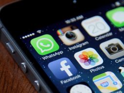 WhatsApp tiene muchas funciones que son de alta utilidad además de las encuestas: las videollamadas o los catálogos para quienes tienen un emprendimiento. EFE / ARCHIVO