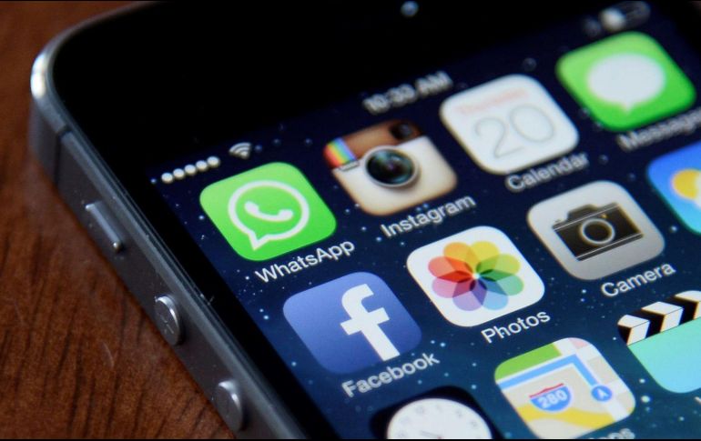 WhatsApp tiene muchas funciones que son de alta utilidad además de las encuestas: las videollamadas o los catálogos para quienes tienen un emprendimiento. EFE / ARCHIVO