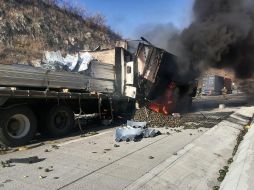 Uno de los vehículos pesados se incendió luego de chocar, su chófer no alcanzó a salir y falleció en el lugar. ESPECIAL