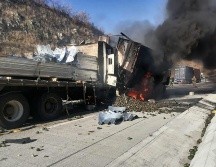 Uno de los vehículos pesados se incendió luego de chocar, su chófer no alcanzó a salir y falleció en el lugar. ESPECIAL