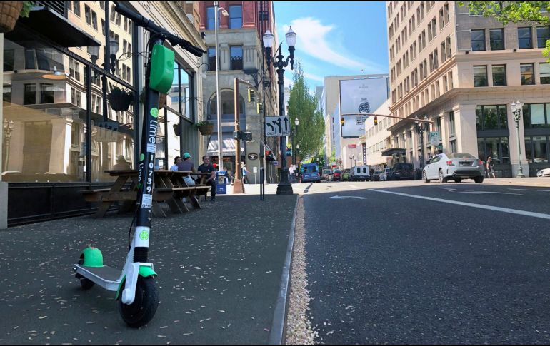 En países de Europa y Norte América, la renta de scooters para desplazamientos cortos ha sido un éxito. AP/ARCHIVO