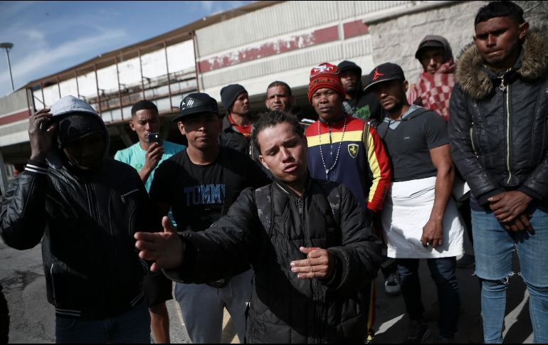 Decenas de migrantes de todas las nacionalidades buscan a sus familiares y otros se acercan a las inmediaciones del INM para saber qué pasó. AP/C. Chávez