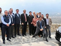 Samuel García y Marcelo Ebrard junto con la comitiva que recorrió los terrenos donde se instalará Tesla. ESPECIAL/Twitter