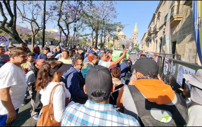 Hasta las 10:00 horas, ningún diputado local ha dialogado con los colectivos. EL INFORMADOR/E. Gómez