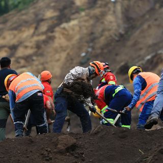 Lluvias complican labores de rescate tras alud en Ecuador