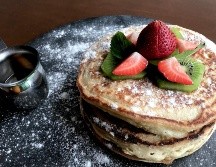 Nada como desayunar o cenar unos ricos hot cakes acompañados de miel y mantequilla. Foto de Jess Torre en Unsplash 