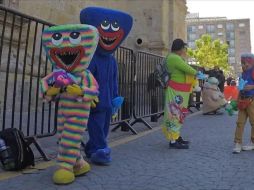 Cada vez hay más personas disfrazadas de personajes que exigen un pago a cambio de una foto. EL INFORMADOR/A. Camacho