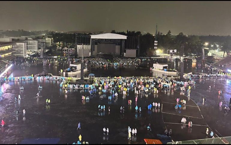 El granizo y la lluvia comenzaron a amenazar el concierto a realizarse en el Estadio ya que las inmediaciones son al aire libre. ESPECIAL