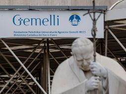 El papa está acompañado por su enfermero personal y se espera más informción para saber si podrá participar en los actos de Semana Santa en los que está prevista su presencia. EFE/F. Frustaci