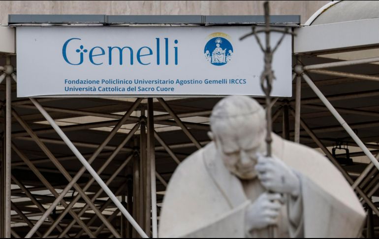 El papa está acompañado por su enfermero personal y se espera más informción para saber si podrá participar en los actos de Semana Santa en los que está prevista su presencia. EFE/F. Frustaci