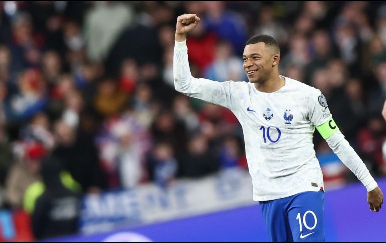 El delantero del PSG y de la selección francesa de fútbol supera ampliamente en salario a Neymar y Messi. EFE / M. Badra