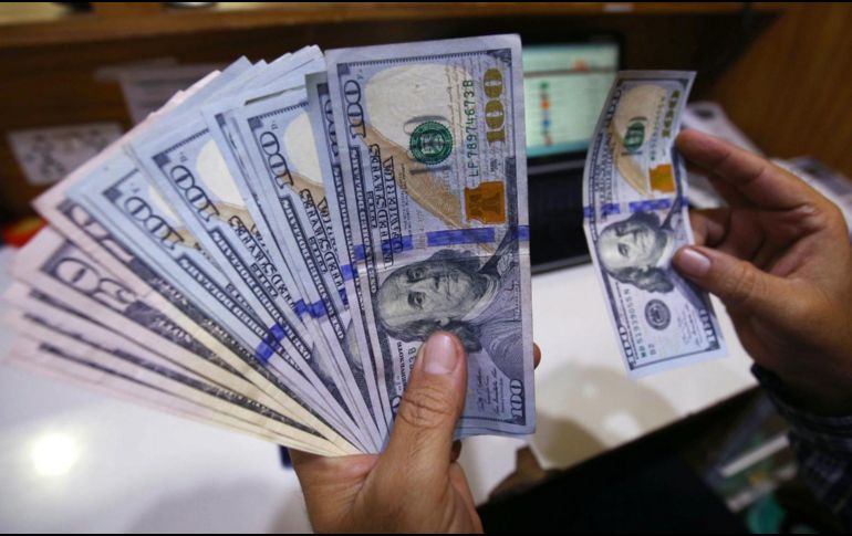 El dólar se ofrece en un máximo de 18.53 y se adquiere en un precio mínimo de 17.95 pesos. EFE/ARCHIVO