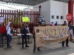 Migrantes y activistas de diferentes organizaciones protestan afuera de una estación migratoria en el municipio de Tapachula, Chiapas, tras el incendio que dejó 39 muertos. EFE/J. Blanco
