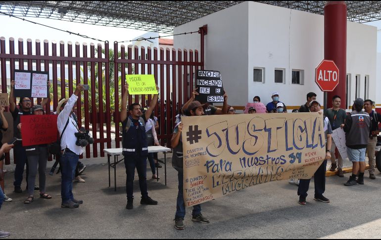 Migrantes y activistas de diferentes organizaciones protestan afuera de una estación migratoria en el municipio de Tapachula, Chiapas, tras el incendio que dejó 39 muertos. EFE/J. Blanco