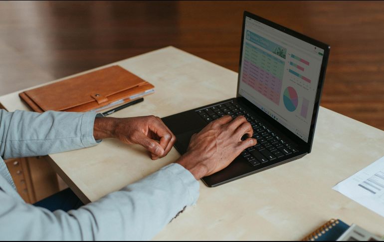 Cada vez más empresas implementan el home office ante los beneficios que ofrece. ESPECIAL/Foto de Windows en Unsplash